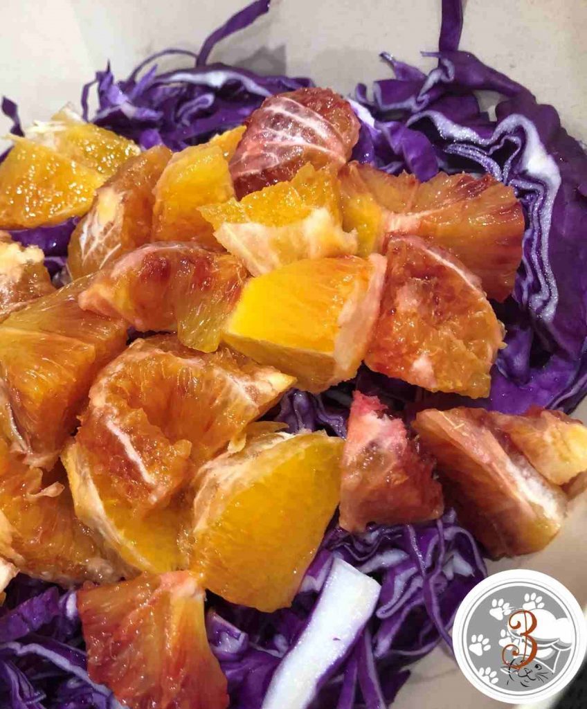 Insalata di cavolo viola, arance , mele e noci 
