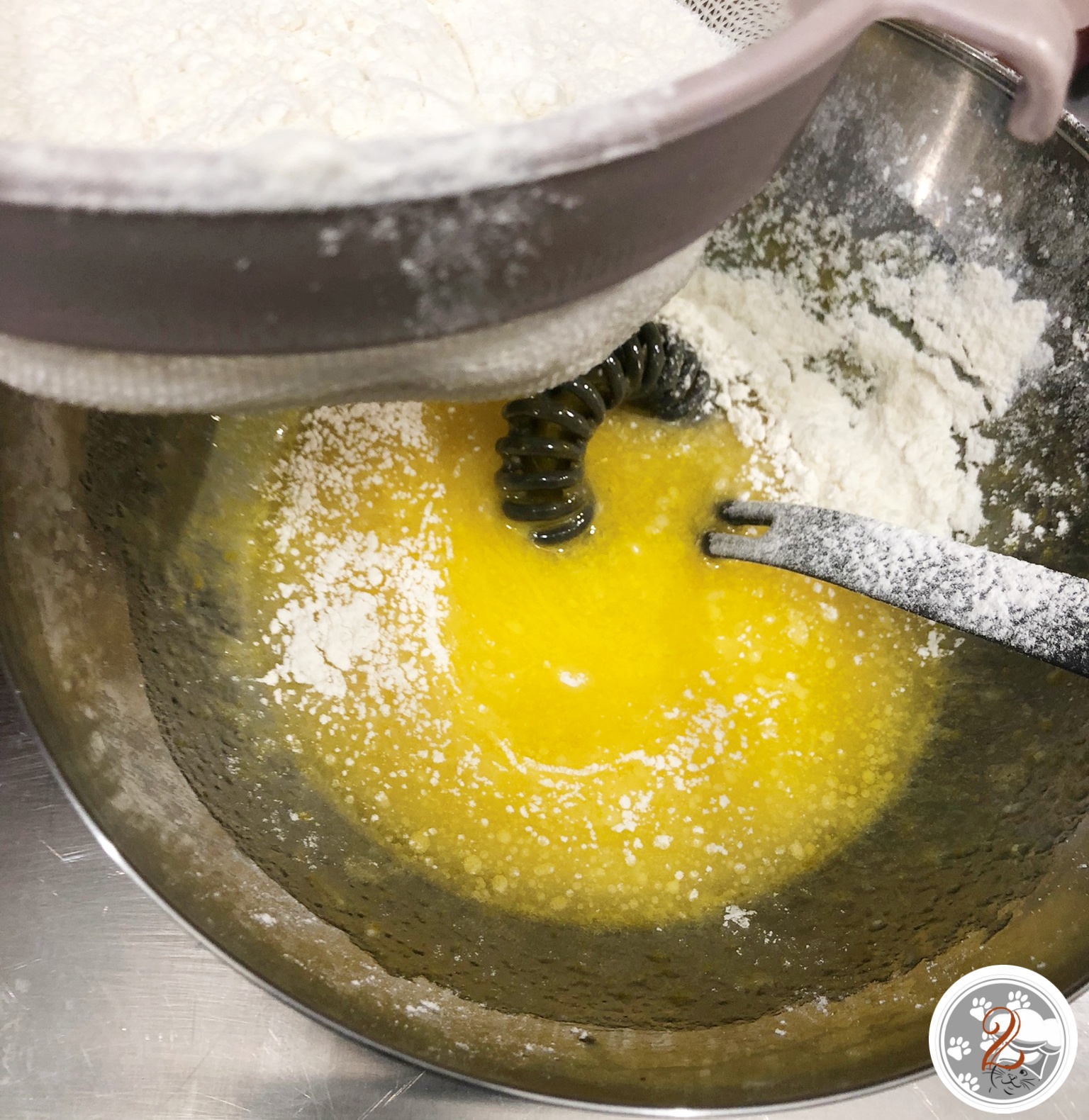Mescolate le uova con lo zucchero a velo e la scorza di mezzo limone. Aggiungete l’olio e continuate a mescolare. Aggiungete la farina setacciata con il lievito ed impastate prima con la frusta poi quando prende consistenza impastate con le mani fino ad ottenere un panetto morbido e elastico. Imburrate e infarinate una teglia per crostate e disponeteci all’interno la frolla. Bucherellate la base con i rebbi di una forchetta e infornate 180° per 25 minuti. Nel frattempo preparate la crema al limone. Frullate con un minipimer il succo dei limoni, lo zucchero, le uova e l’amido. Versate il composto in un tegamino con il latte caldo e cuocete a fuoco bassa , mescolando spesso, fino a che diventera’ una crema. Mettete a freddare coperta da pellicola. Riprendete la base della crostata e versata la crema livellandola in maniera uniforme. Decorate a piacere con le fragole, le fettine di limone e spolverizzate di zucchero a velo.