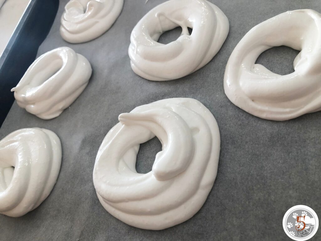 Mini pavlone con frutti di bosco