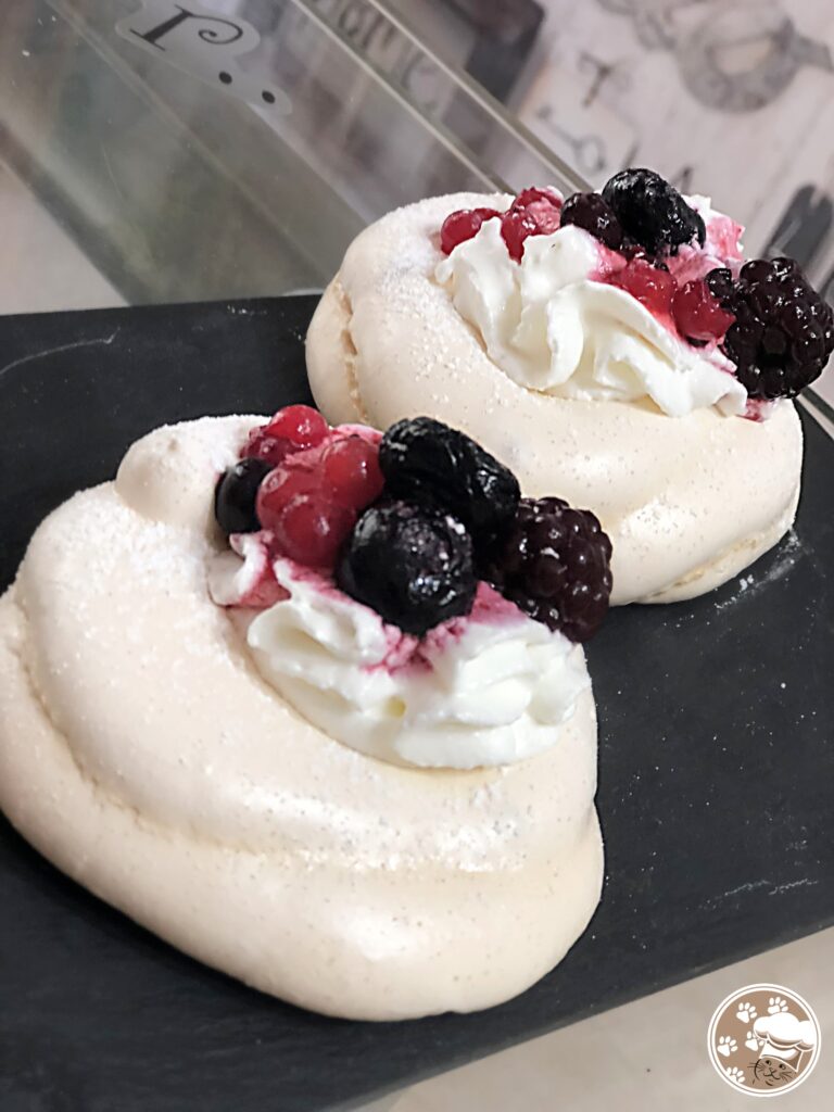 Mini pavlone con frutti di bosco