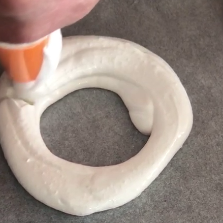 Mini pavlone con frutti di bosco